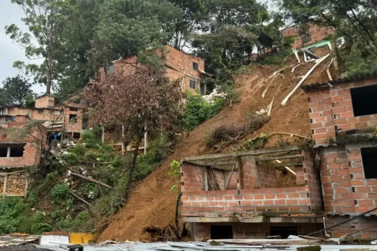 Demolición de 12 estructuras en Villatina por alto riesgo