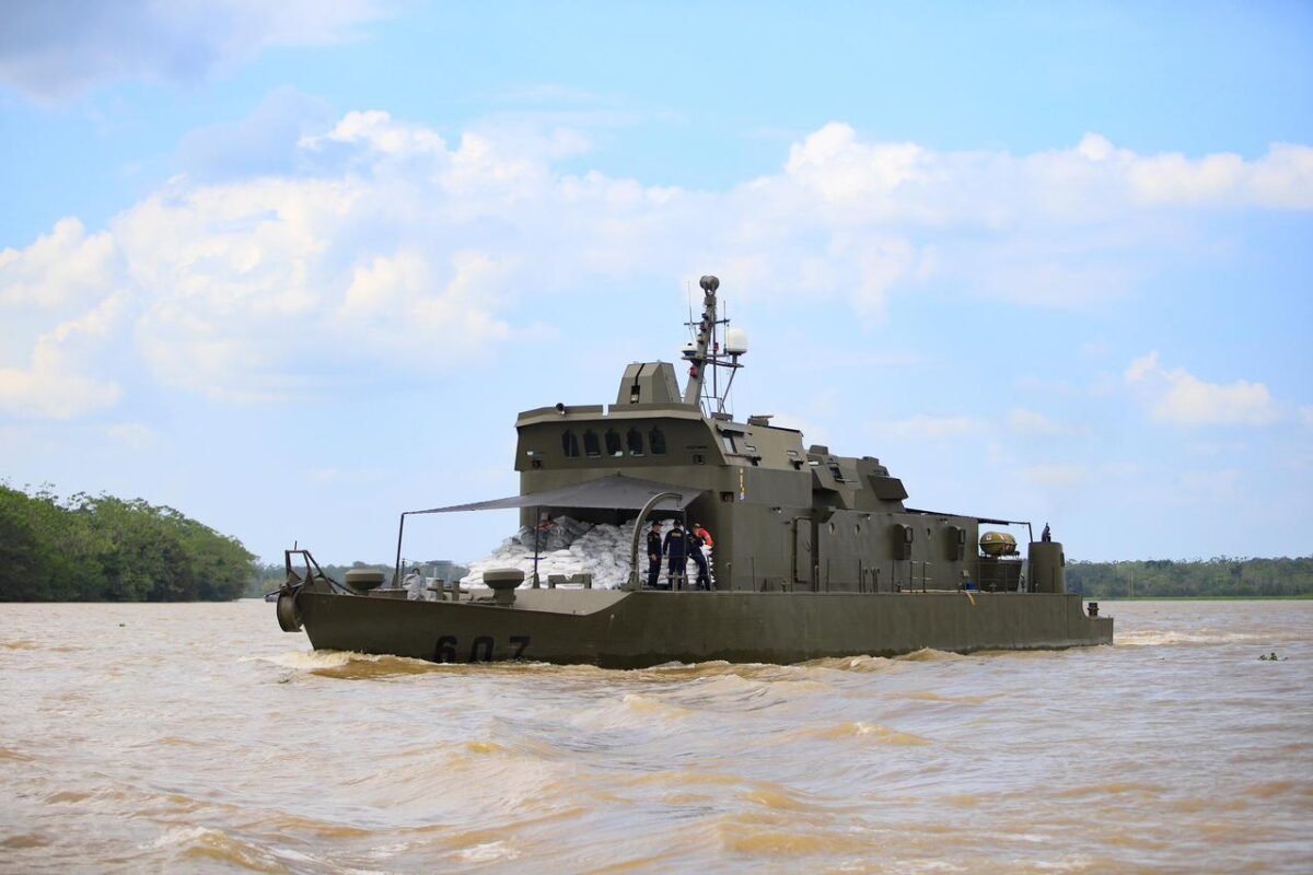 ¡Ni el Atrato bravo frenó la ayuda! 15 toneladas llegaron al Urabá