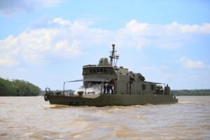Inicio 11 ¡Ni el Atrato bravo frenó la ayuda! 15 toneladas llegaron al Urabá