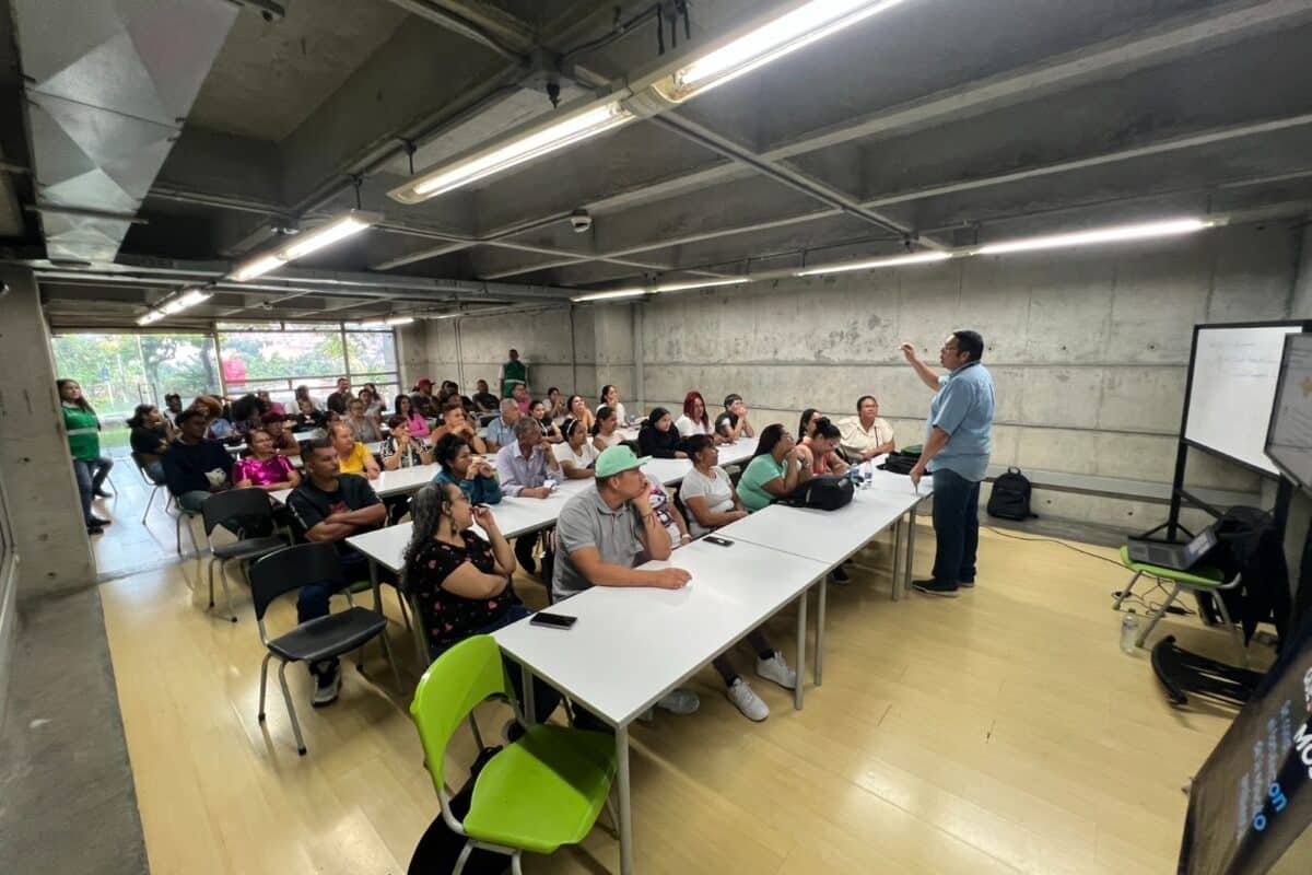 Venteros y bares de la comuna 13 reciben formación en sostenibilidad